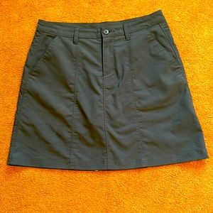 Patagonia active skirt with attached shorts under. Teal. Never worn. Size 6.